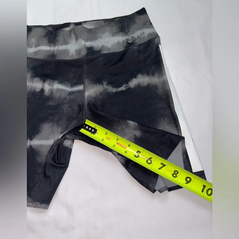 Nike Size M Black & Grey One Luxe 7 Inch Inseam Athletic Gym Bike Shorts - Picture 4 of 7